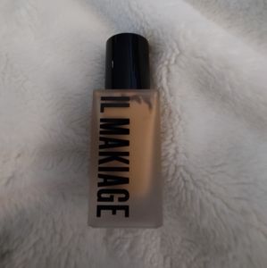 IL Makiage Liquid Make-up.